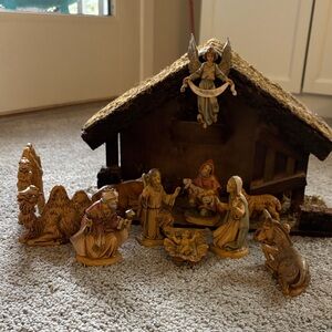 Nativity Scene Set with Angel and Figurines